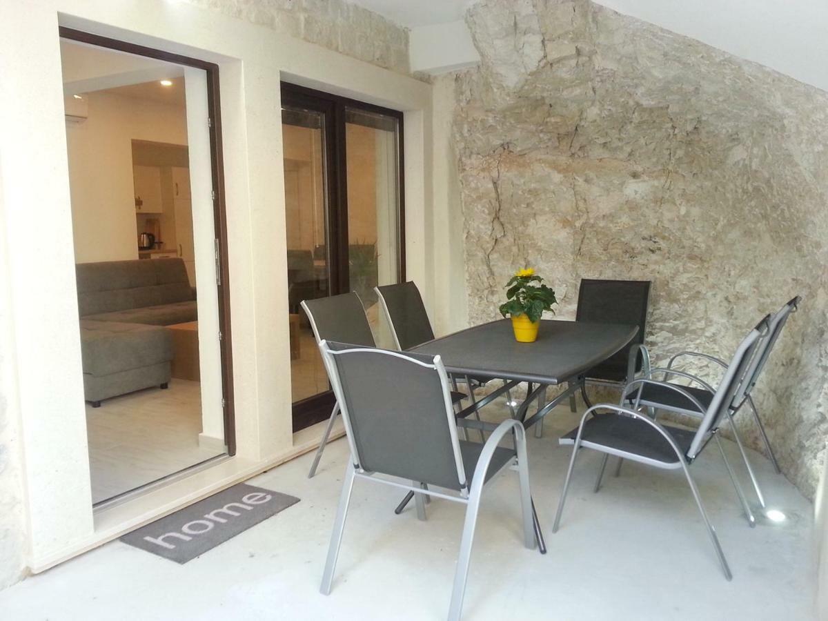 Apartment Rika Omiš Buitenkant foto